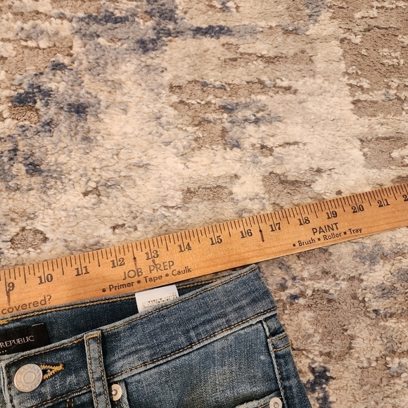 NWT Banana Republic highrise 10" denim shorts. Light to medium wash.  Size 27. - Picture 13 of 13